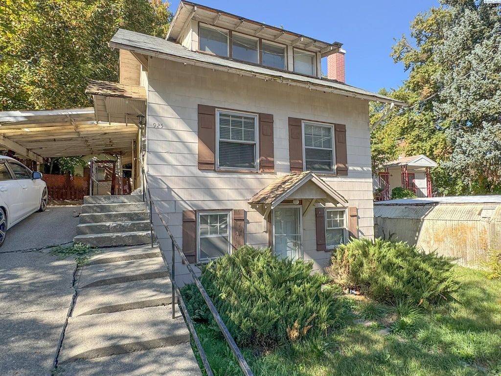 Photo of 925 NE D St, Pullman, WA 99163 (MLS # 287989)