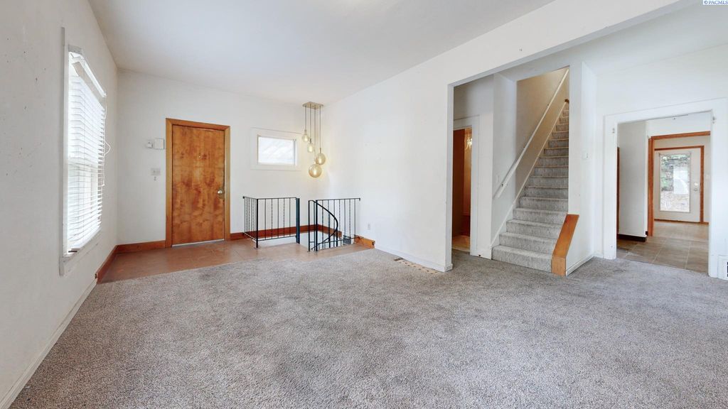 Photo of 925 NE D St, Pullman, WA 99163 (MLS # 287989)