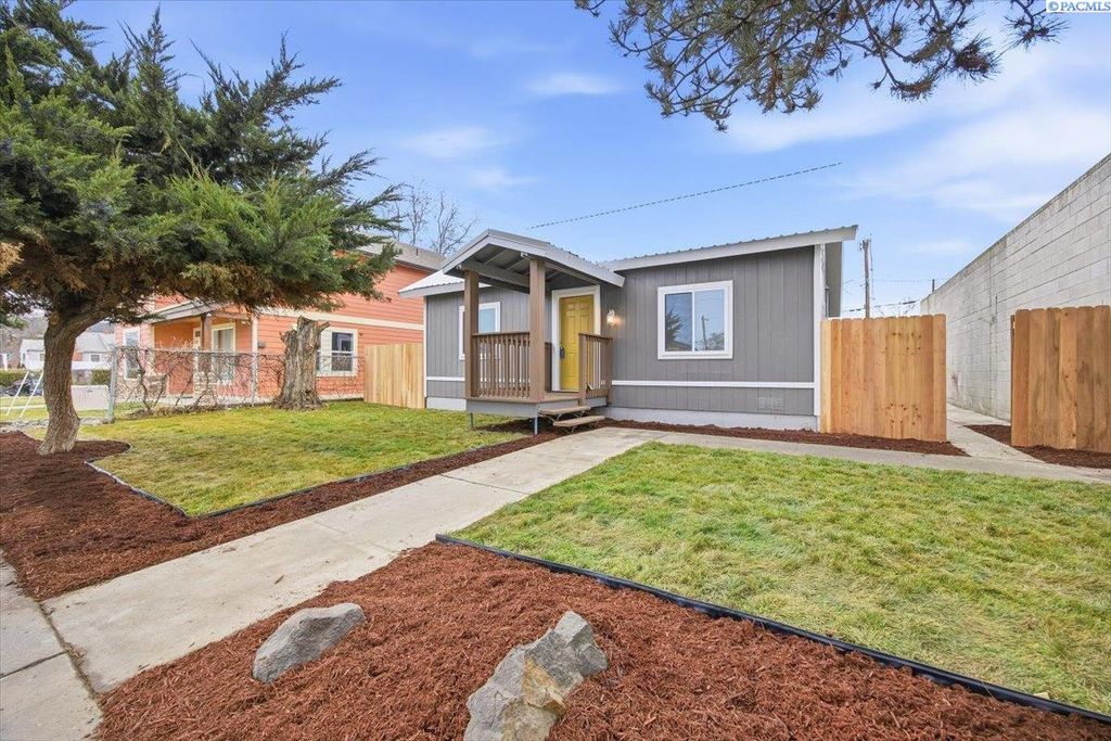 Photo of 609 W Clark St, Pasco, WA 99301 (MLS # 290191)