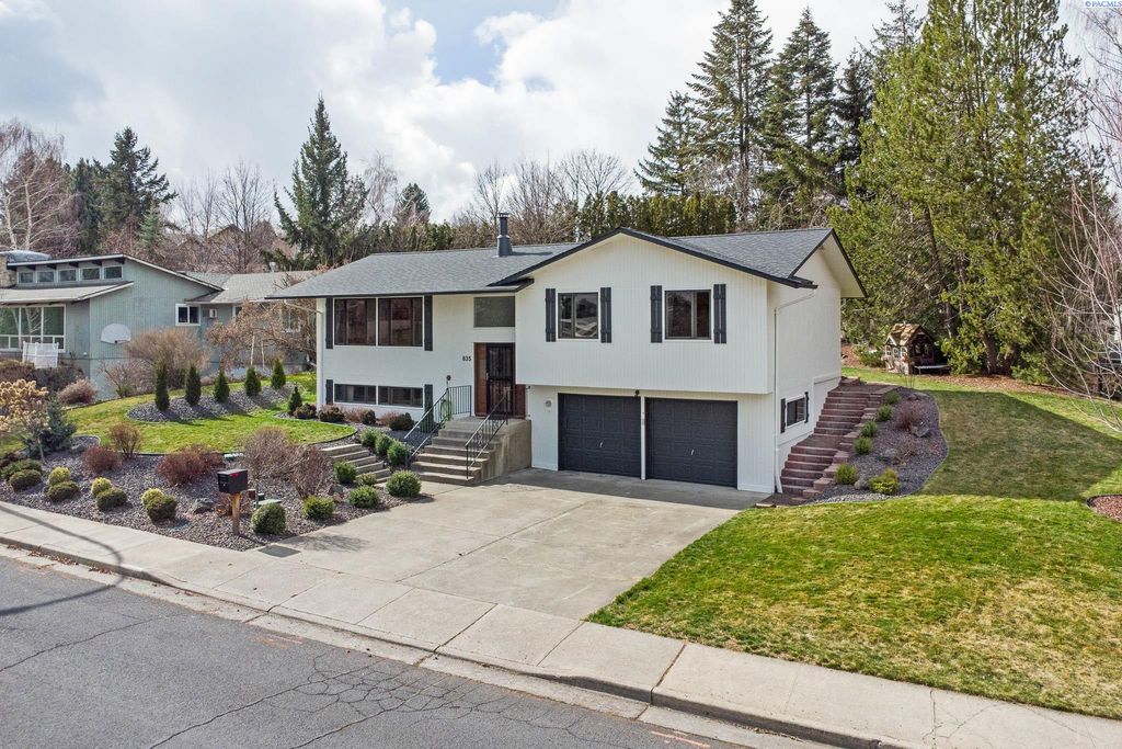 Photo of 835 SE Sunnymead Way, Pullman, WA 99163 (MLS # 291187)