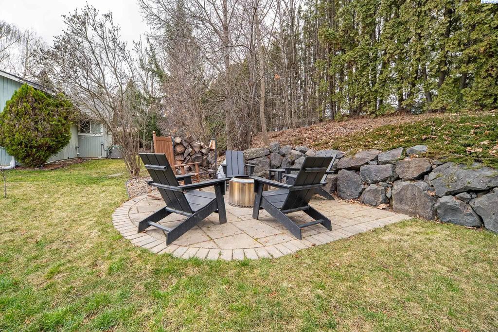 Photo of 835 Sunnymead Way, Pullman, WA 99163 (MLS # 291187)