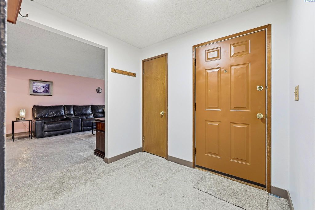 Photo of 902 S Kellogg St, Kennewick, WA 99336 (MLS # 289554)