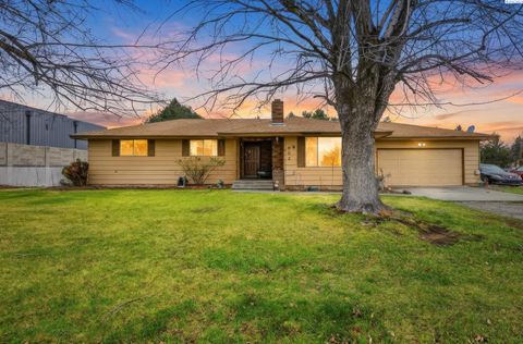 Photo of 902 S Kellogg St, Kennewick, WA 99336 (MLS # 289554)