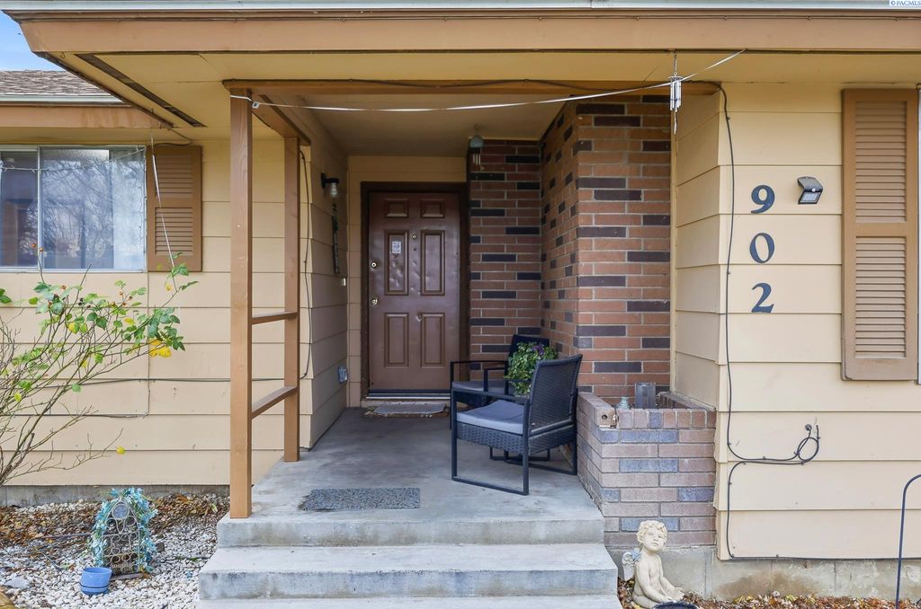 Photo of 902 S Kellogg St, Kennewick, WA 99336 (MLS # 289554)