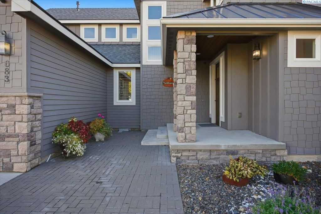Photo of 683 Isola Vista Ct, Richland, WA 99352 (MLS # 288419)