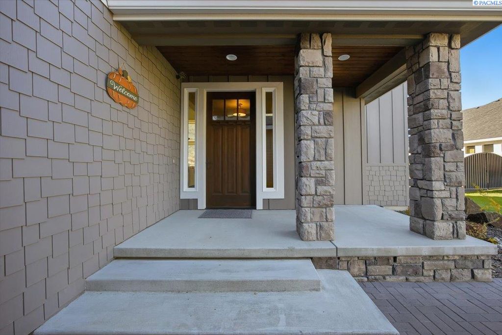 Photo of 683 Isola Vista Ct, Richland, WA 99352 (MLS # 288419)