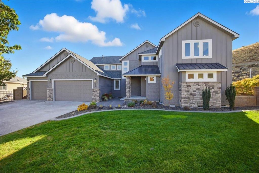 Photo of 683 Isola Vista Ct, Richland, WA 99352 (MLS # 288419)