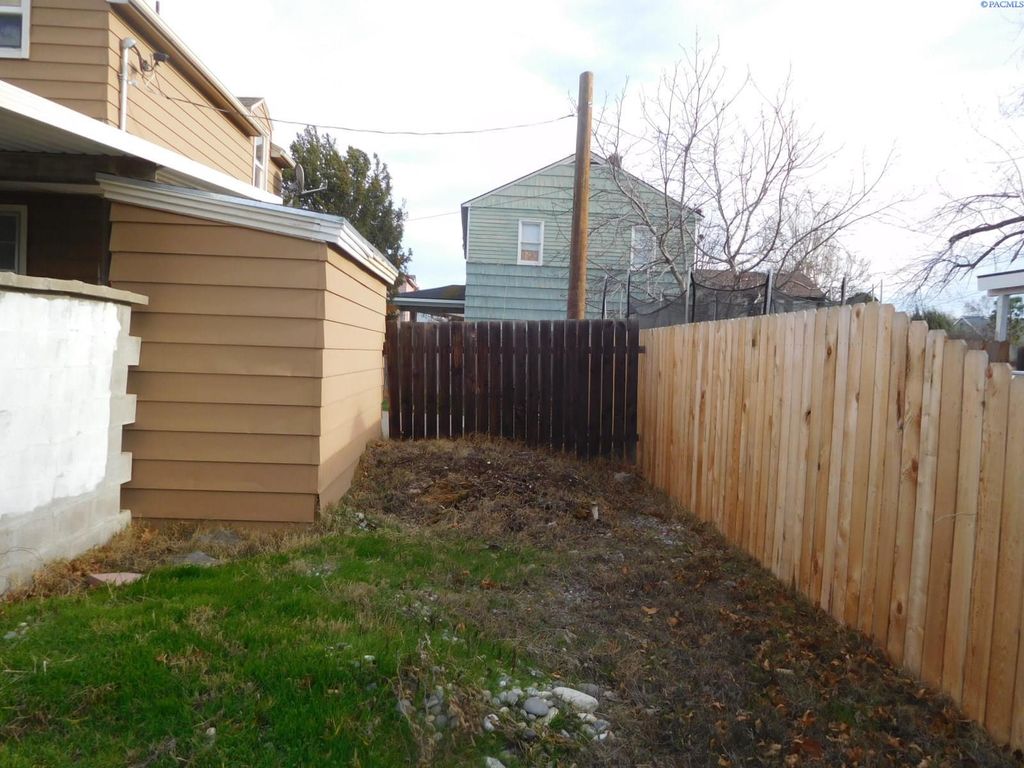 Photo of 709 Comstock St, Richland, WA 99352 (MLS # 289495)
