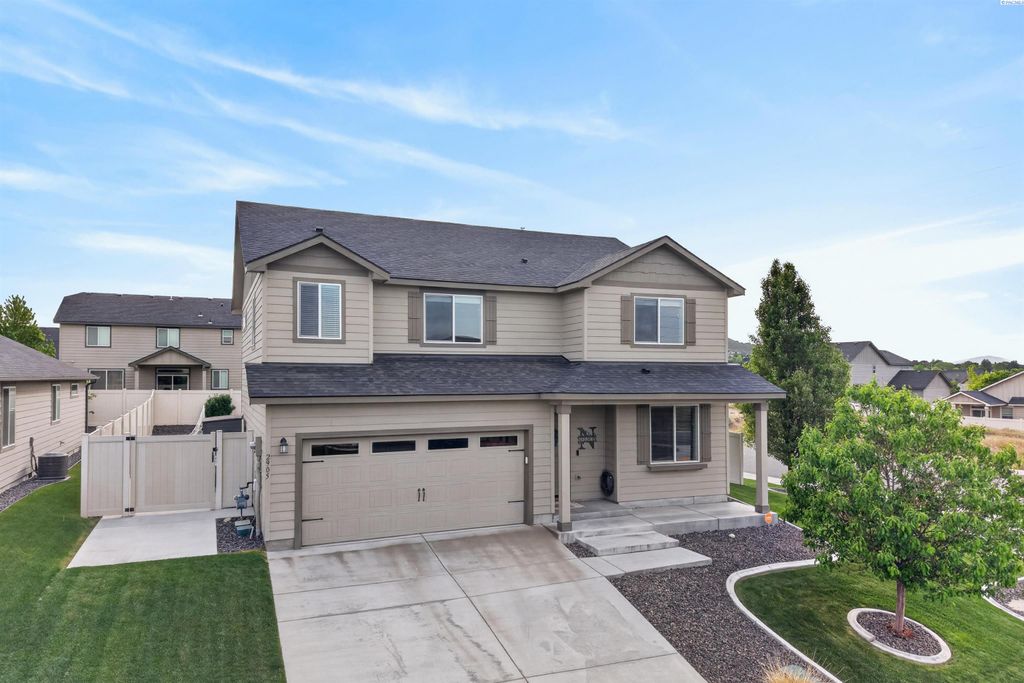 Photo of 2905 Woodland Pl, Richland, WA 99352 (MLS # 292662)
