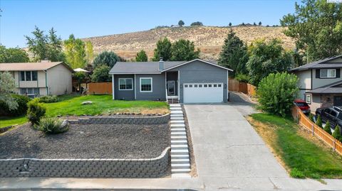 Photo of 6021 W 20th Avenue, Kennewick, WA 99338 (MLS # 288096)