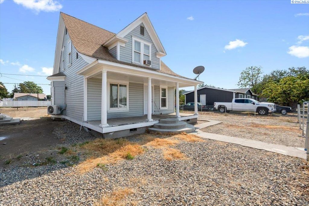 Photo of 318 N 3 Ave, Mabton, WA 98935 (MLS # 287558)