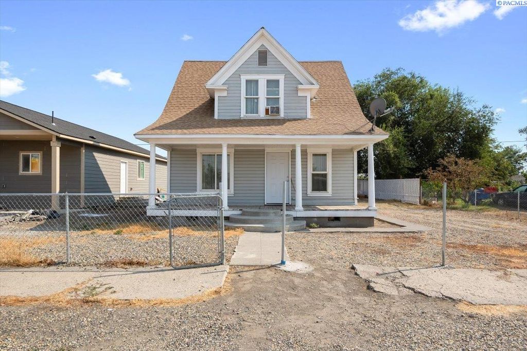 Photo of 318 N 3 Ave, Mabton, WA 98935 (MLS # 287558)