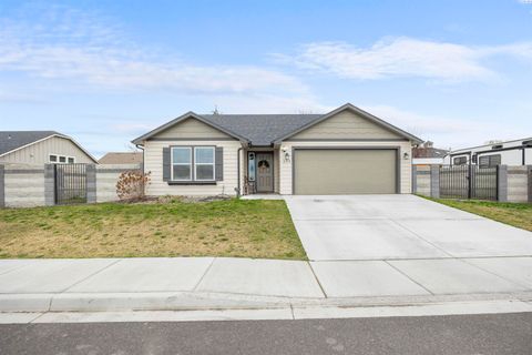 Photo of 620 Pappys Way, Grandview, WA 98930 (MLS # 291404)