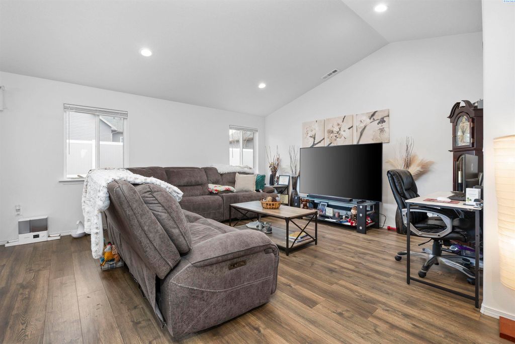 Photo of 620 Pappys Way, Grandview, WA 98930 (MLS # 291404)