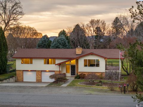 Photo of 10220 Maple Drive, Pasco, WA 99301 (MLS # 289808)