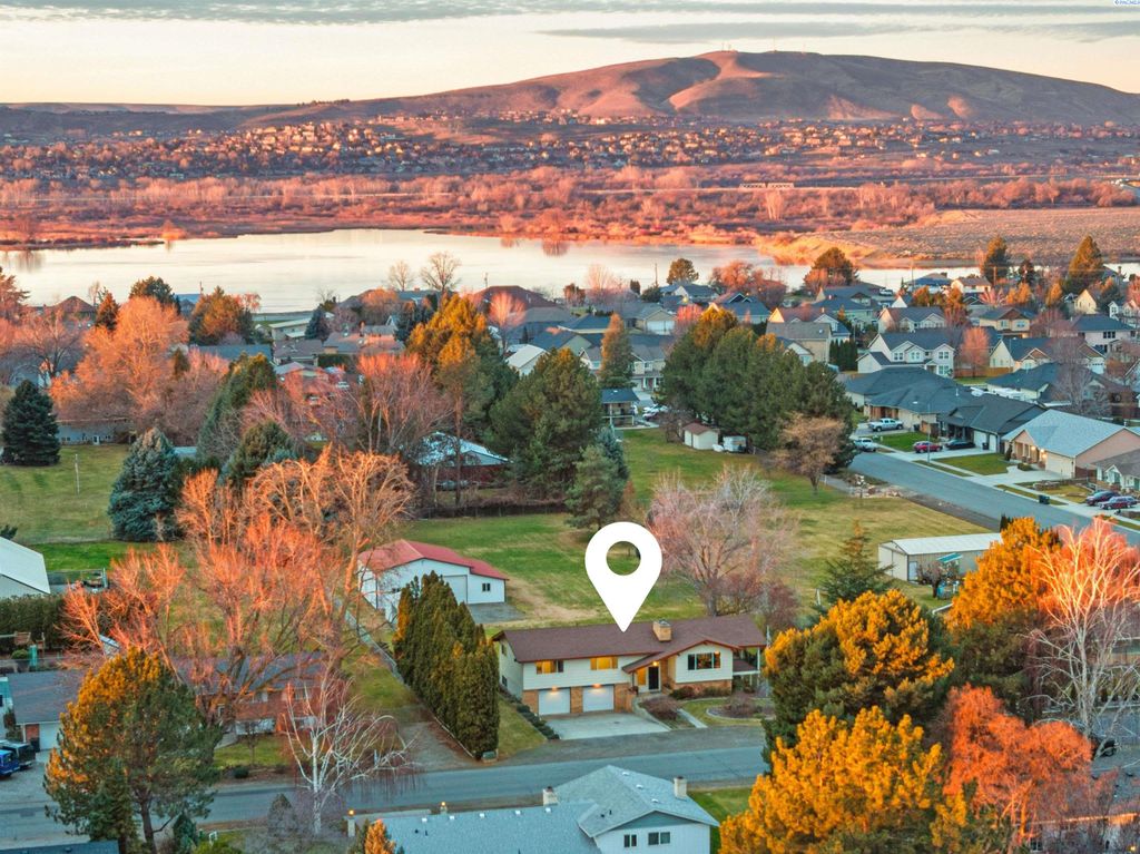 Photo of 10220 Maple Drive, Pasco, WA 99301 (MLS # 289808)