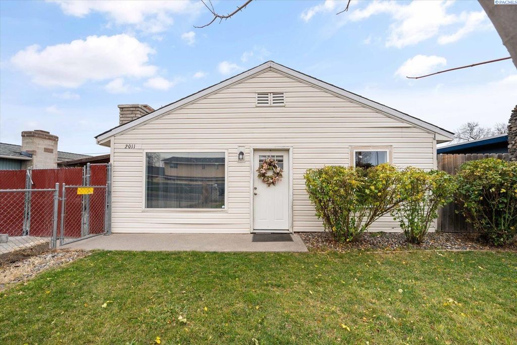Photo of 2011 S Rainier St, Kennewick, WA 99336 (MLS # 289337)