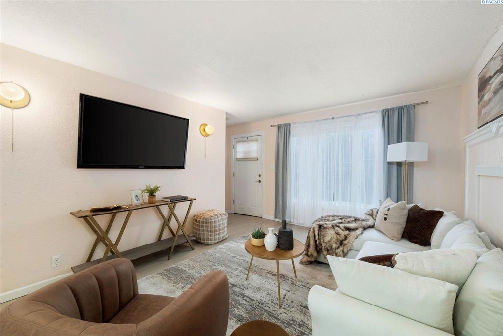 Photo of 2011 S Rainier St, Kennewick, WA 99336 (MLS # 289337)