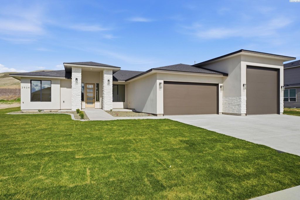 Photo of 3934 Highview St, Richland, WA 99352 (MLS # 291359)