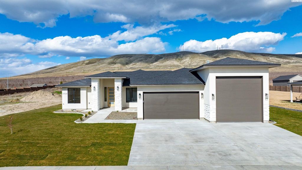 Photo of 3934 Highview St, Richland, WA 99352 (MLS # 291359)