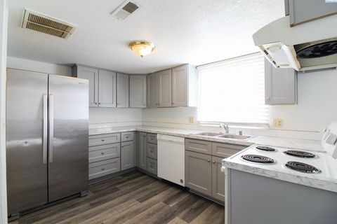 Photo of 3291 W 9th Avenue Unit B Ave, Kennewick, WA 99336 (MLS # 290859)