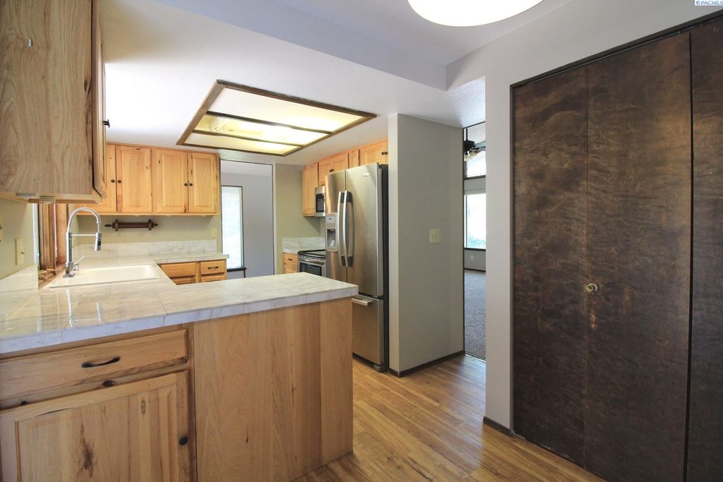 Photo of 1903 Peachtree Lane, Richland, WA 99352 (MLS # 287543)