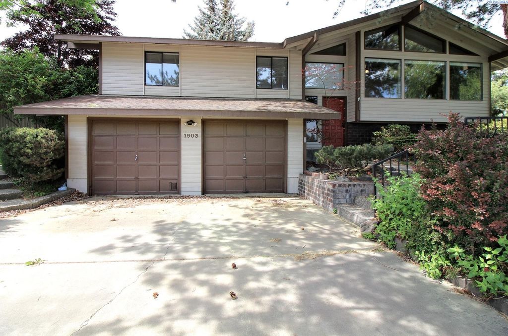Photo of 1903 Peachtree Lane, Richland, WA 99352 (MLS # 287543)