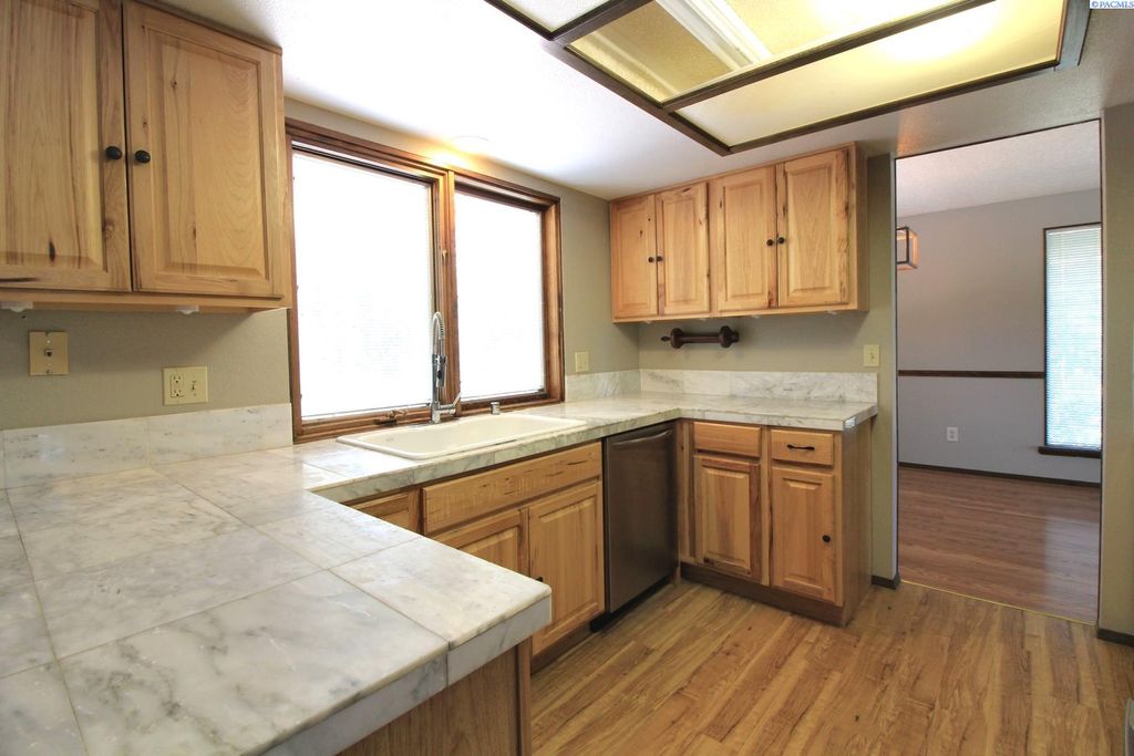 Photo of 1903 Peachtree Lane, Richland, WA 99352 (MLS # 287543)
