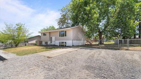 Photo of 6008 W Okanogan Loop, Kennewick, WA 99336 (MLS # 293208)