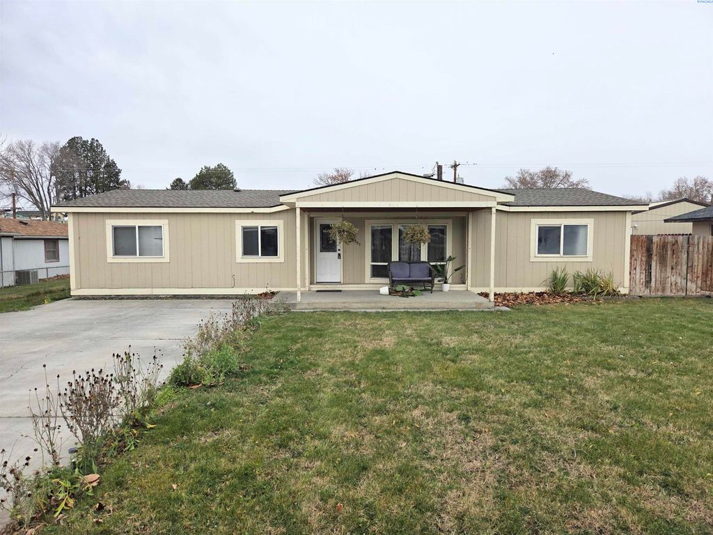 Photo of 961 N 60th Ave, West Richland, WA 99353 (MLS # 289399)