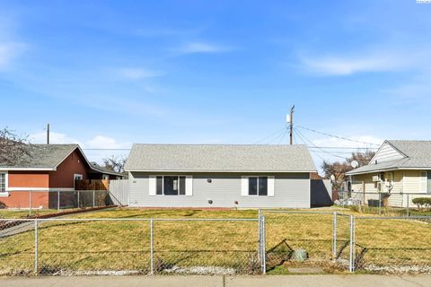 Photo of 1815 W Shoshone St, Pasco, WA 99301 (MLS # 290652)