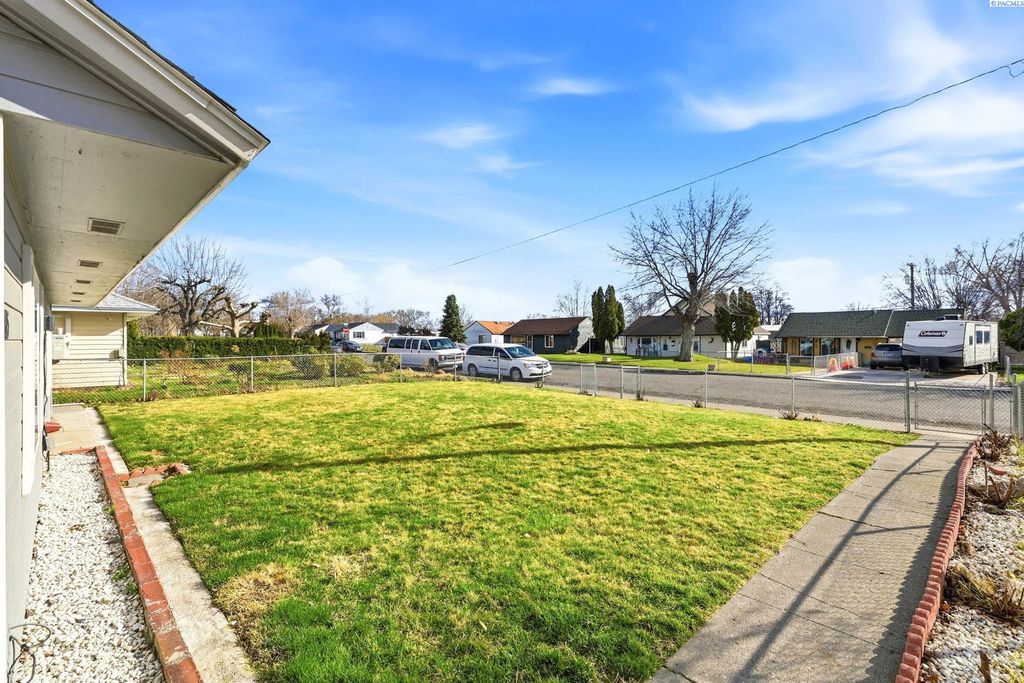 Photo of 1815 W Shoshone St, Pasco, WA 99301 (MLS # 290652)