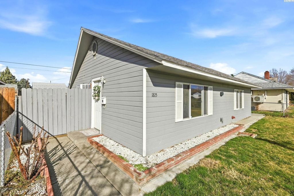 Photo of 1815 W Shoshone St, Pasco, WA 99301 (MLS # 290652)