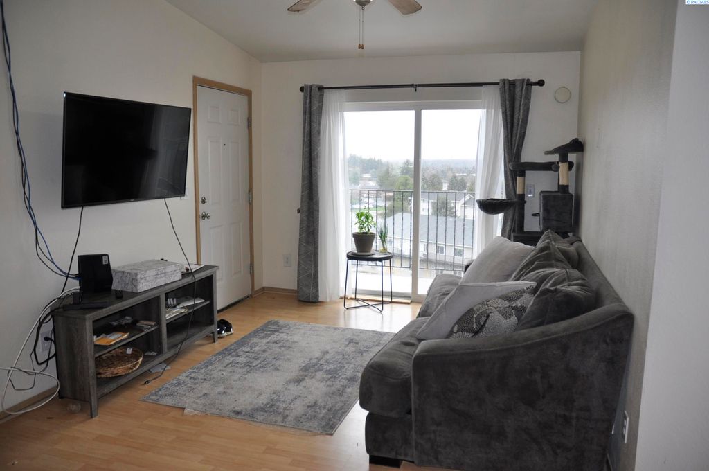 Photo of 1645 NE Merman Dr. #b-301 Dr, Pullman, WA 99163 (MLS # 291724)