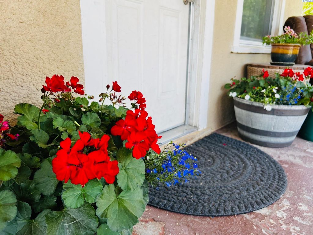 Photo of 7 E Liberty St, St. John, WA 99171 (MLS # 288780)