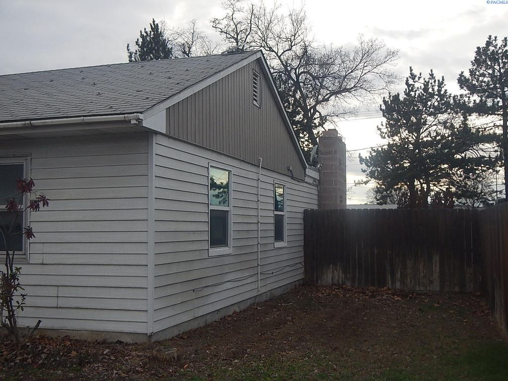 Photo of 1003 Elm Ave, Richland, WA 99352 (MLS # 290699)