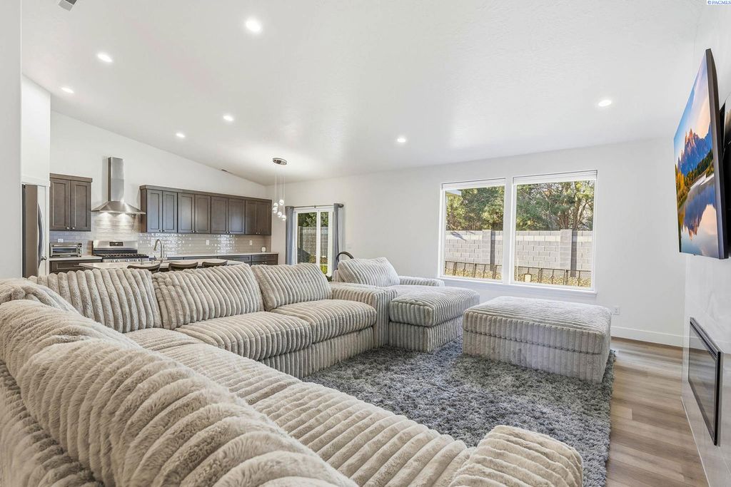 Photo of 1589 Livorno Ave, Richland, WA 99352 (MLS # 289843)