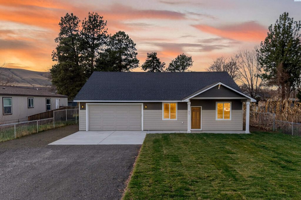 Photo of 307 6th St, Benton City, WA 99320 (MLS # 289416)