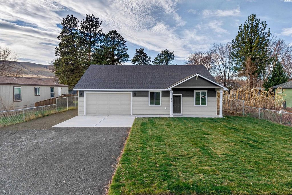 Photo of 307 6th St, Benton City, WA 99320 (MLS # 289416)