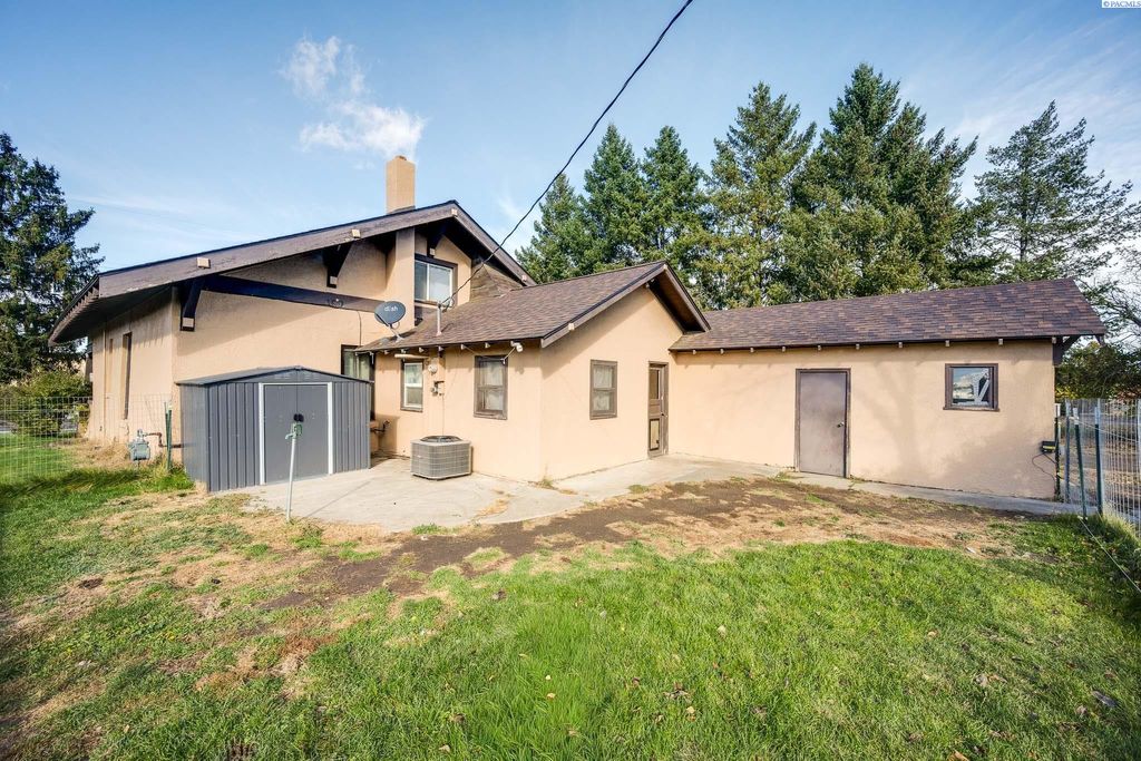 Photo of 305 S Whitman Ave, La Crosse, WA 99143 (MLS # 290785)