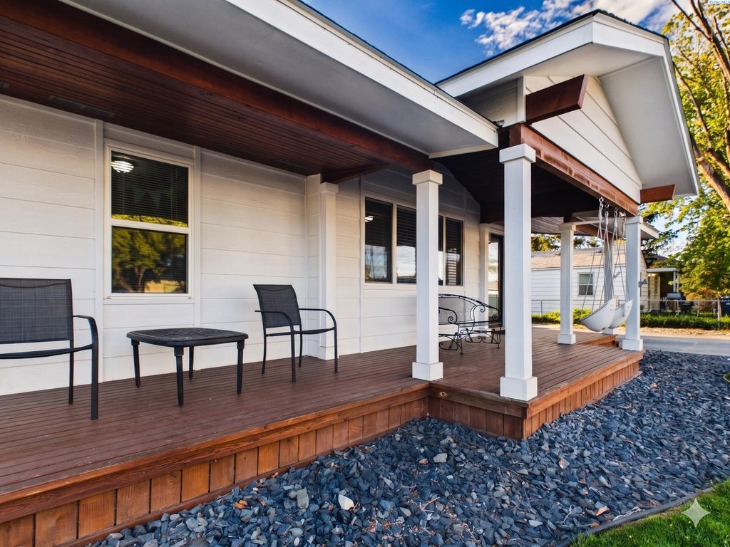 Photo of 810 S Hawthorne St, Kennewick, WA 99336 (MLS # 292127)