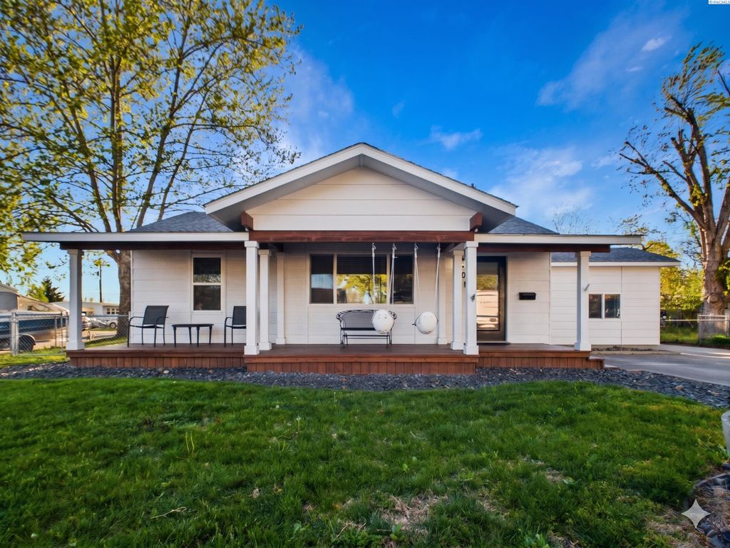 Photo of 810 S Hawthorne St, Kennewick, WA 99336 (MLS # 292127)