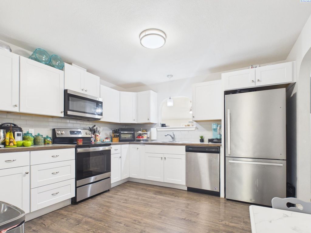 Photo of 810 S Hawthorne St, Kennewick, WA 99336 (MLS # 292127)