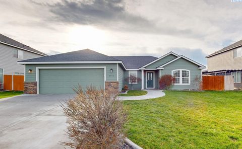 Photo of 4816 Bilbao Drive, Pasco, WA 99301 (MLS # 289378)