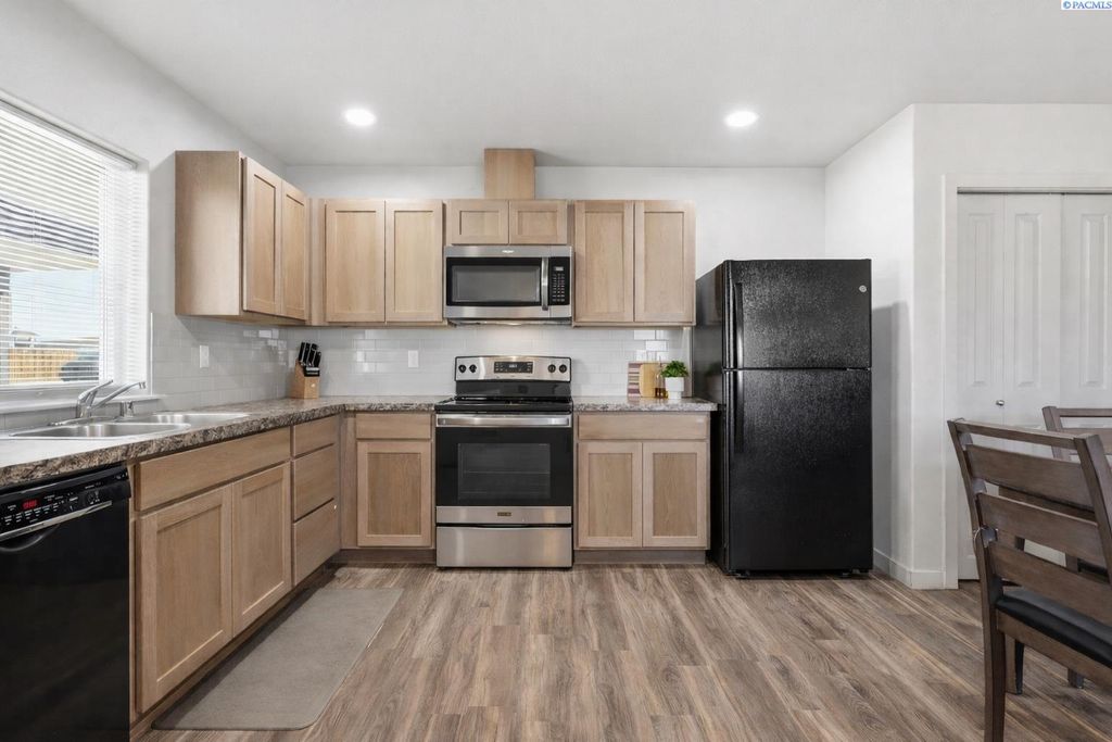 Photo of 2500 Blaine St, Pasco, WA 99301 (MLS # 292378)