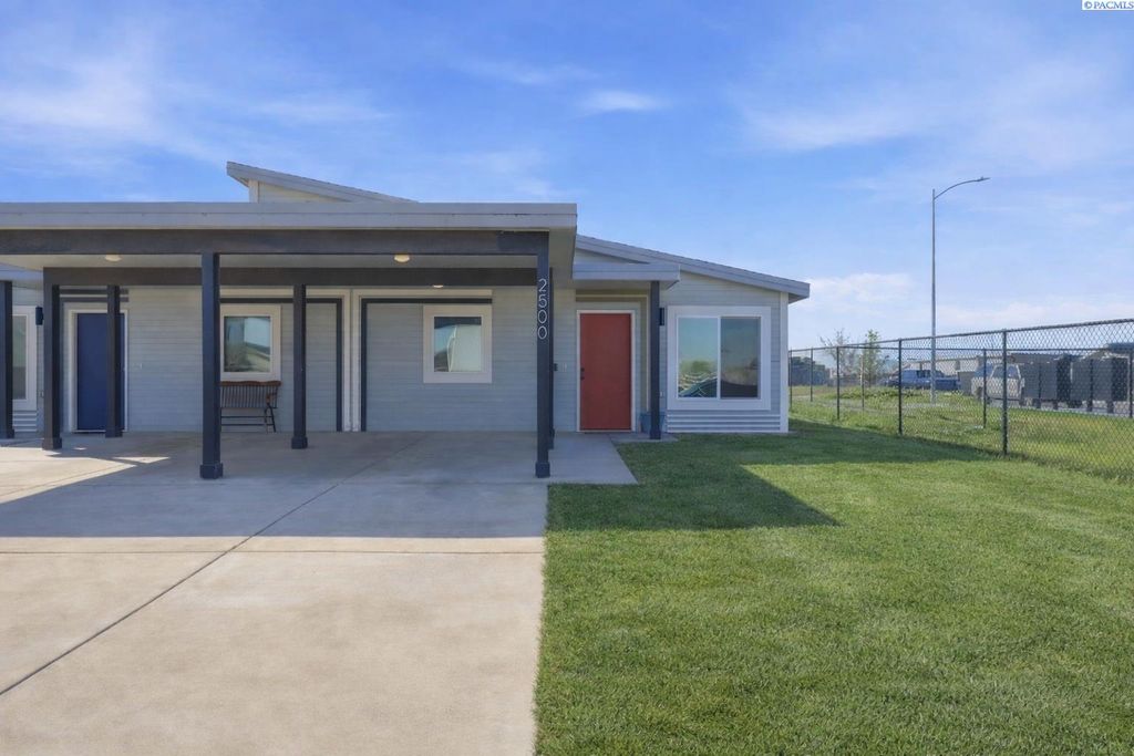 Photo of 2500 Blaine St, Pasco, WA 99301 (MLS # 292378)