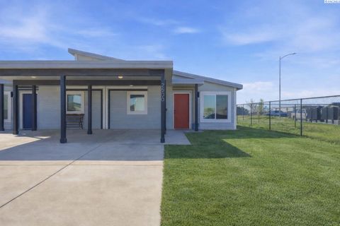 Photo of 2500 Blaine St, Pasco, WA 99301 (MLS # 292378)