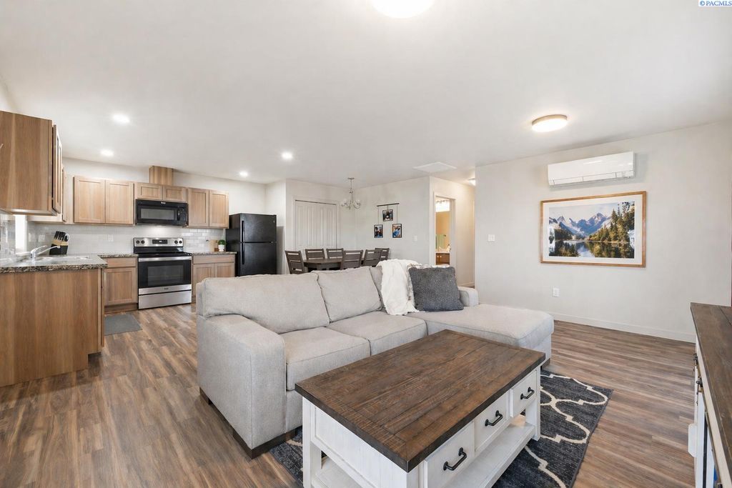 Photo of 2500 Blaine St, Pasco, WA 99301 (MLS # 292378)