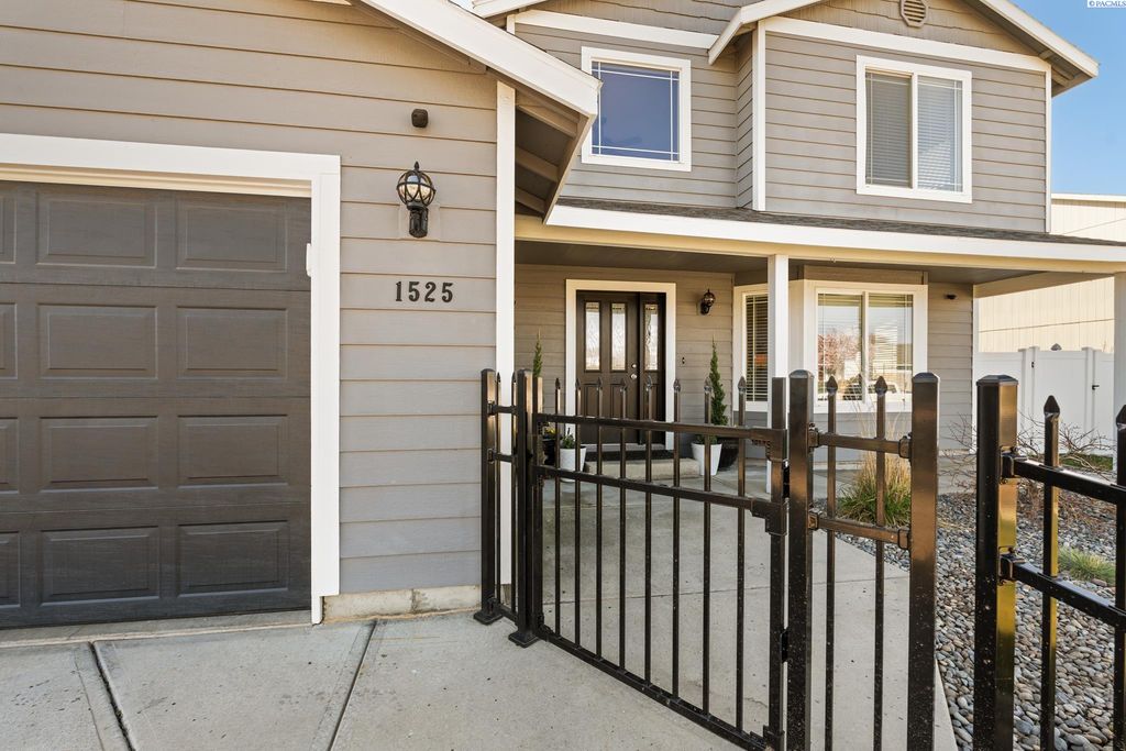 Photo of 1525 S 15th St, Sunnyside, WA 98944 (MLS # 291485)