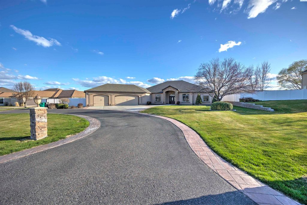Photo of 103007 Heather Drive, Kennewick, WA 99338 (MLS # 291023)